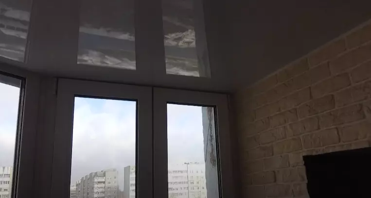 Зеркальный натяжной потолок на лоджию